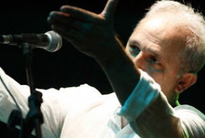 VIDA DE GATO NA FARRA DA CASA ALHEIA