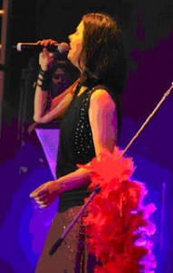 MONA GADELHA FAZ SHOW DE LANÇAMENTO DE SEU NOVO CD “SALVE A BELEZA” NO DRAGÃO DO MAR