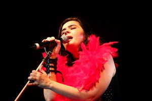 MONA GADELHA E CONVIDADOS EM SHOW NO BNB CLUBE