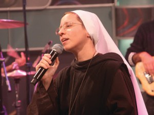 IR. KELLY PATRÍCIA CONCORRE AO TROFÉU LOUVEMOS AO SENHOR 2012