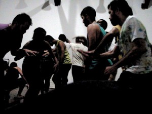 ALUNOS DE CURSO DE TEATRO APRESENTAM CRIAÇÃO COLETIVA