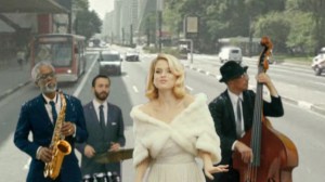 ALICE EVE NA AÇÃO NATALINA COM STELLA ARTOIS