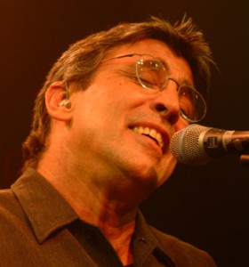 Projeto Somos Muitos reúne grandes nomes da música em  transmissão online