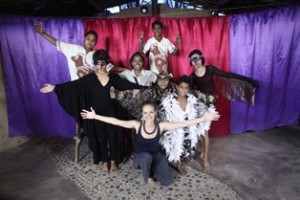 CRIANÇAS E ADOLESCENTES APRESENTAM ESPETÁCULO CÊNICO-MUSICAL COM INSTRUMENTOS DE BARRO
