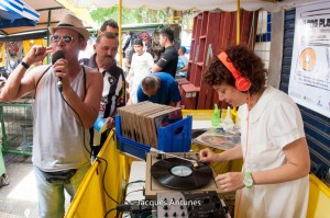 DJ sonoriza com discos de vinil feiras e locais de romarias do Ceará