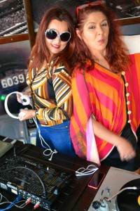 DJs Evel e Mrs e suas pick-ups fazem a festa em diversos espaços da cidade