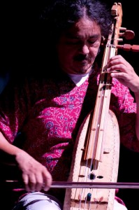 Unilab recebe o espetáculo O Alumioso, uma rabeca para Ariano, de Di Freitas