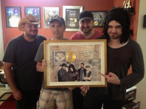 Rosa de Saron recebe CD de Ouro por Cartas ao Remetente
