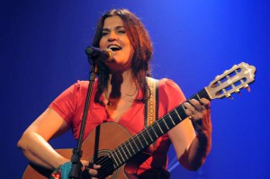 Bia Bedran realiza palestra no Theatro José de Alencar