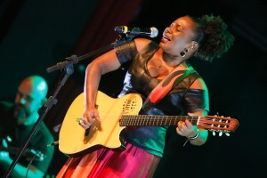Público lotou o Cineteatro São Luiz neste domingo para aplaudir Margareth Menezes cantando Caetano e Gil