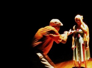 Grupo Teatro de Caretas apresenta peça e lança livro sobre teatro de rua na Unilab