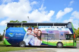 Serviço de ônibus em estilo londrino para os turistas de Fortaleza