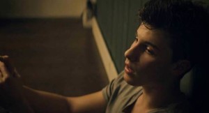 Shawn Mendes aborda questão da violência doméstica em novo videoclipe