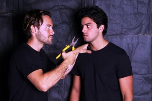 Kayky Brito e Rodrigo Simas encenam texto de Plínio Marcos no Teatro Via Sul