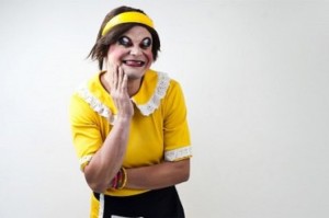 Personagem Otília, de Aluísio Junior, se apresenta em show de humor no Shopping Parangaba