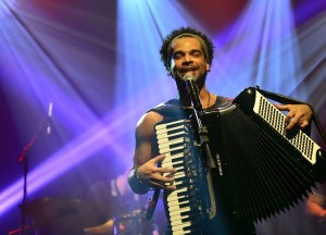 Cezzinha apresenta show “Fole no Samba” à Caixa Cultural Fortaleza