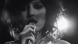 Sara Não Tem Nome canta músicas de Sérgio Sampaio e Torquato Neto