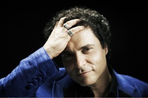 Frejat apresenta show com voz e violão em turnê nacional