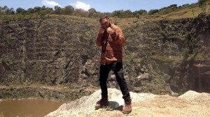 Pregador Luo lança videoclipe da música “Derrubando Muralhas”