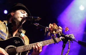 Fernando Anitelli apresenta O Teatro Mágico em show intimista em Fortaleza