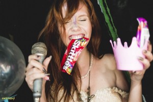 [RJ] Karaokê Indie realiza edição girl power no Dia Internacional da Mulher