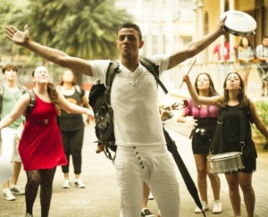 Grupo de teatro de rua busca fundos para espetáculo de teatro musical