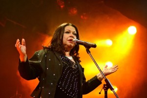 Amelinha é atração do projeto Sintonia do Bem