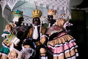 Espetáculo de rua utiliza linguagem do cordel e da estética do Maracatu cearense