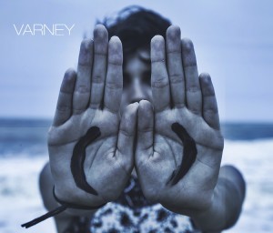 Rock alternativo com influências literárias: Varney lança single com versão ao vivo inédita