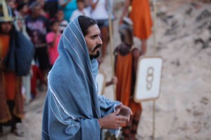 Paixão de Cristo encenada nas falésias da praia da Quixaba