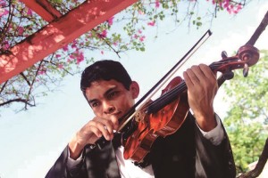 Concerto de quarteto de cordas e espetáculo de rua no  Teatro Carlos Câmara