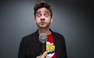 Victor Alen apresenta seu stand up comedy “De Orelha em Pé” no Theatro Via Sul
