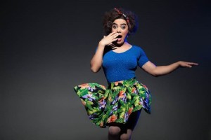 Lindsay Paulino interpreta doméstica ‘Rose’ em show de humor no RioMar Kennedy