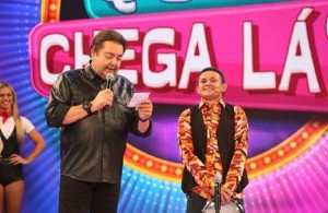 Motoca e Cibalena comandam show de humor com Ciro Santos