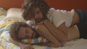 Um-Homem-Sentado-no-Corredor-foto-divulg