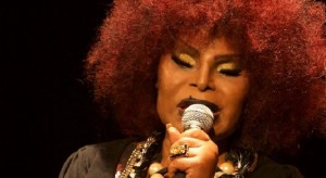 Elza Soares apresenta show “Elza Canta e Chora Lupi” no Cineteatro São Luiz