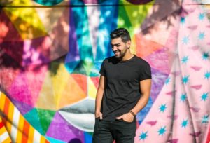 Cantor e compositor Dilsinho divulga single em Fortaleza