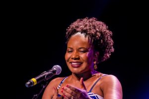 Margareth Menezes canta Gil e Caetano em live show