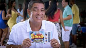 Zeca Pagodinho participa da nova campanha da Tele Sena de Carnaval