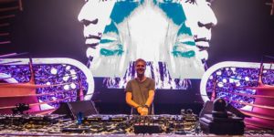 Após turnê no Brasil, Armin van Buuren inova em single