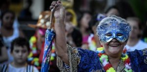 Muita animação no carnaval dos idosos  na Unidade Fortaleza do Sesc