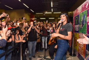 Pabllo Vittar faz pocket show surpresa em metrô de São Paulo