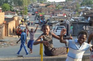 “Logo Ali”: Policial civil do Rio faz filme sobre África do Sul, retratando suas desigualdades sociais e segregacionismo, mesmo no Pós-Apartheid