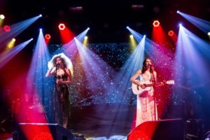 ProjetoTIM Music faz transmissão ao de show do duo Anavitória  pelo Facebook