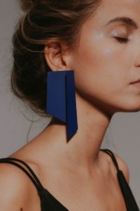 Nova coleção de joias de Bruna Bortolotti se inspira nas obras de Sérvulo Esmeraldo