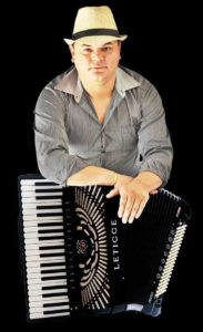 Pôr do sol no Mercado dos Peixes ao som da sanfona