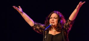 Amelinha homenageia Belchior em show inédito no Sesc Povos do Mar