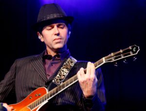 Leoni faz show gratuito na noite do Dia dos Namorados em Fortaleza