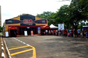 Cinema gratuito em Pacajus traz exibições em libras, legenda descritiva e audiodescrição