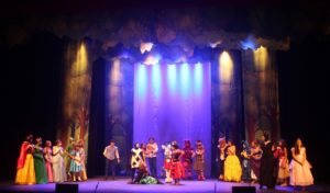 Espetáculo “Deu a louca no País das Maravilhas” é apresentado em Fortaleza